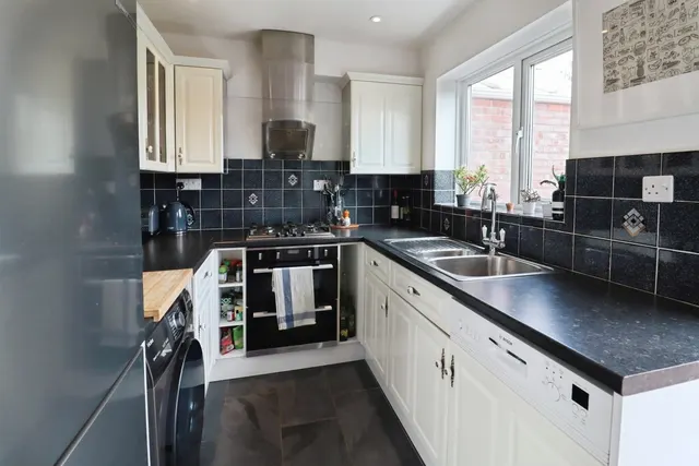 Photo 3 — Craiglee Drive, Cardiff, CF10