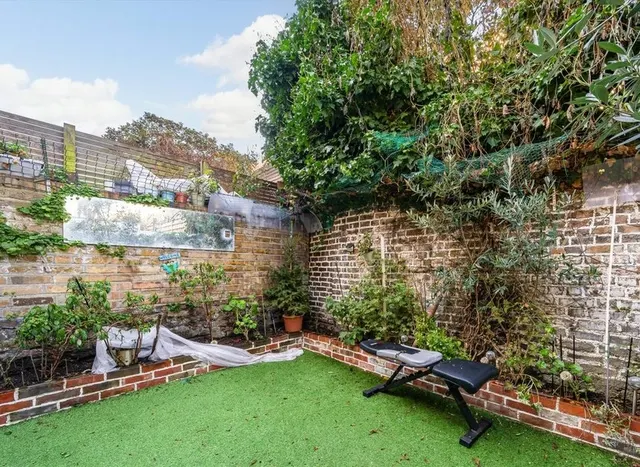 Photo 3 — Halford Road, Fulham, SW6