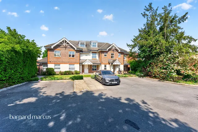 Bishops Drive, Feltham, TW14, photo 1