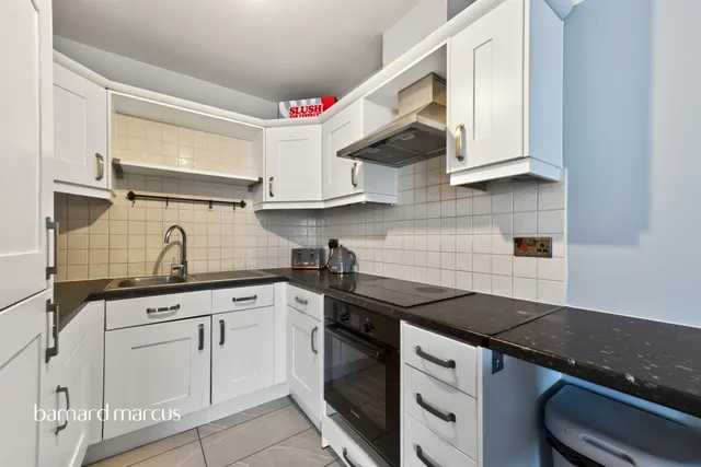 Bishops Drive, Feltham, TW14, photo 3