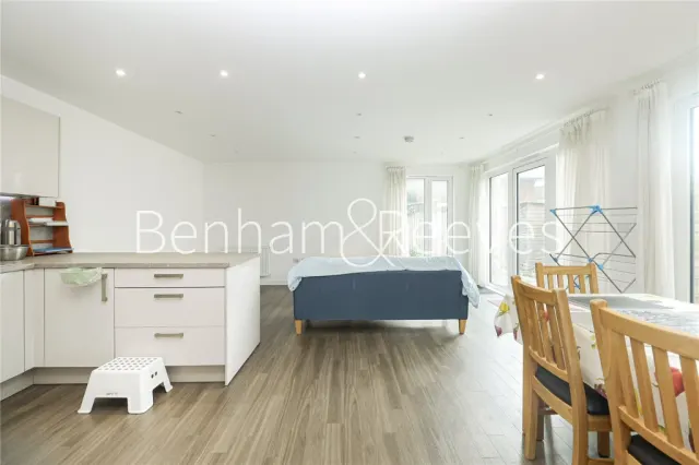 Farnsworth Drive, Edgware, HA8, photo 3