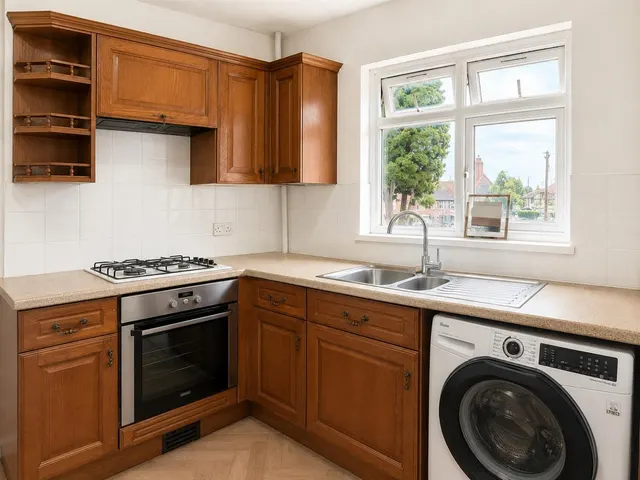 bed Maisonette For SaleBlackberry Farm Close, Heston, TW5, photo 1