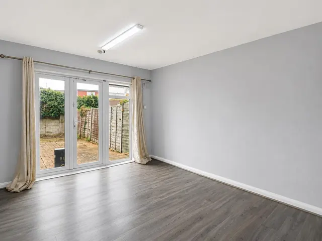 bed Maisonette For SaleBlackberry Farm Close, Heston, TW5, photo 2