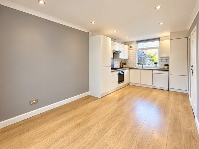 Goodwood Avenue, Sale, M33, photo 1