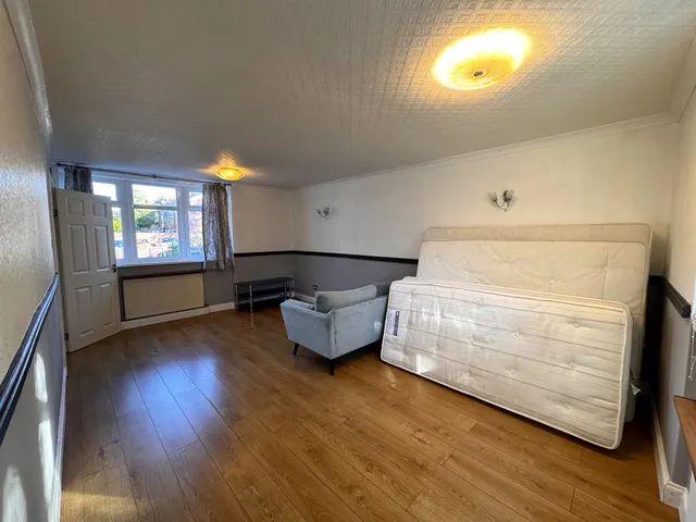 Goodwood Avenue, Sale, M33, photo 3