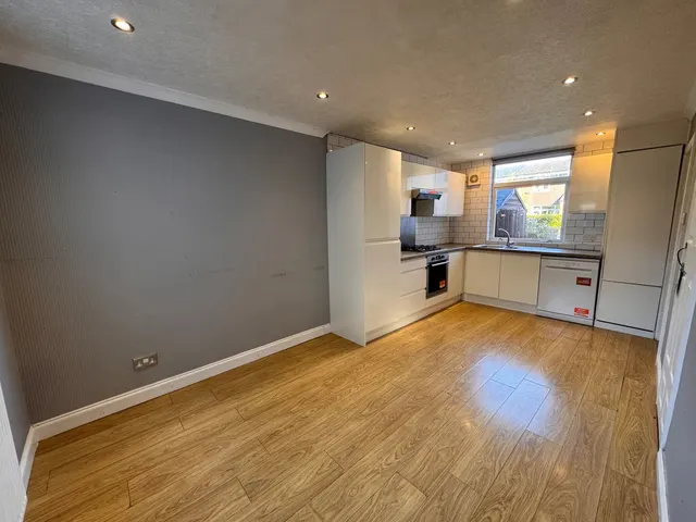 Goodwood Avenue, Sale, M33, photo 1