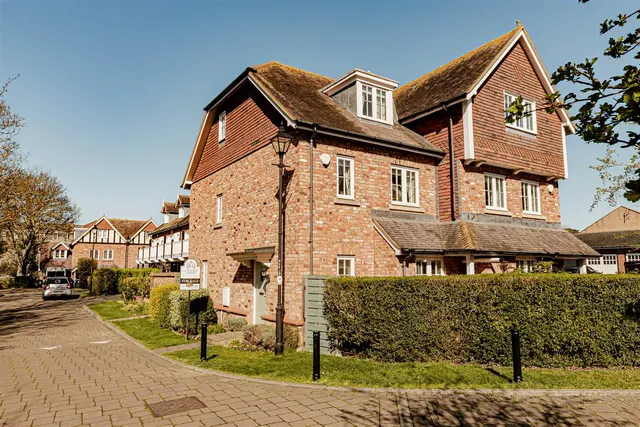 College Gardens, Westgate-On-Sea, Kent, CT8 8EY, photo 1