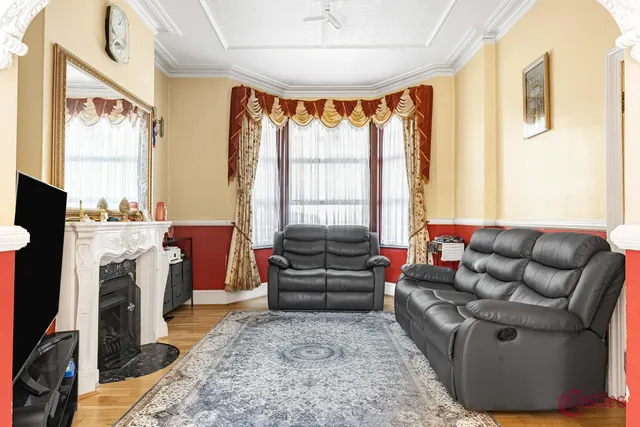 Lea Bridge Road, London, E5, photo 2