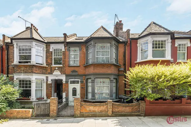 Lea Bridge Road, London, E5, photo 1