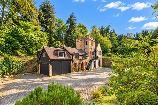 The Moat House, Portsmouth Road, Guildford, photo 1