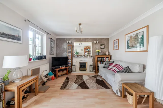 Photo 3 — Victoria Way, Liphook, GU30