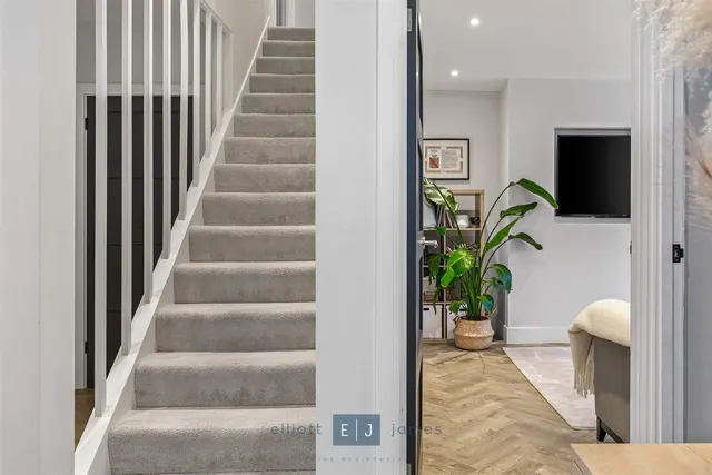Photo 3 — Stradbroke Grove, Buckhurst Hill