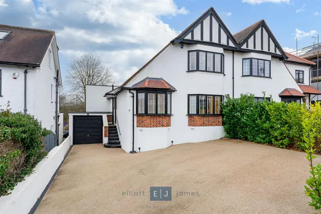 Stradbroke Grove, Buckhurst Hill, photo 1