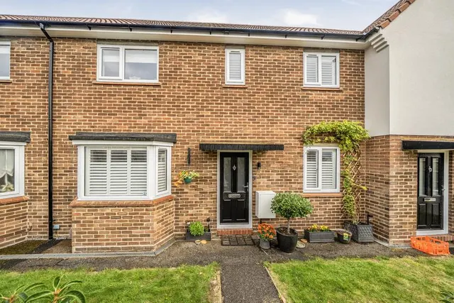 Cavalry Crescent, Windsor, SL4, photo 1