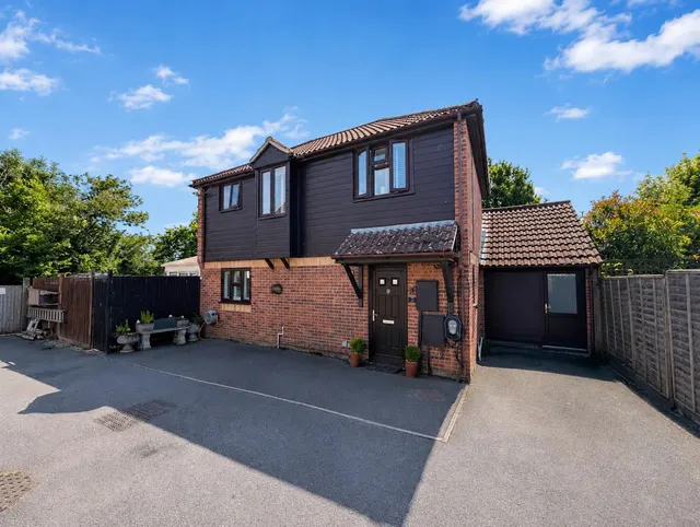 Rookwood Close, Uckfield, TN22 1XB, photo 1