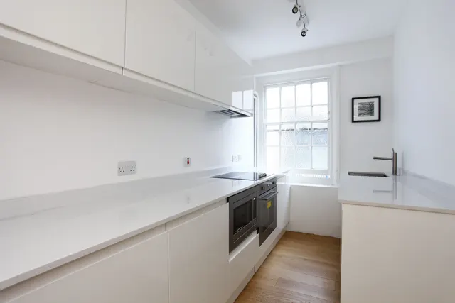 Photo 3 — 15 Apsley House, 23-29 Finchley Road, London