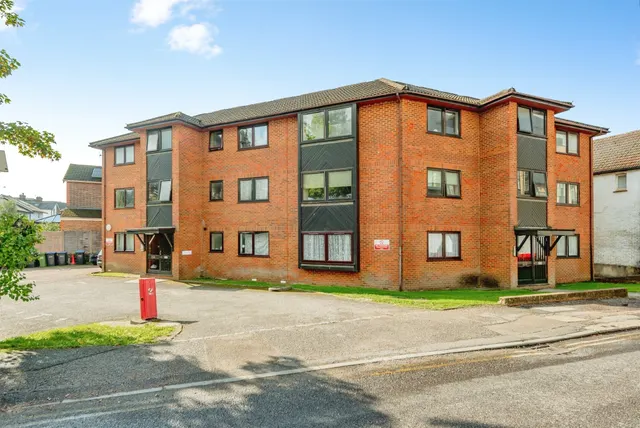 1 bedroom flat, The Willows, Redhill, RH1