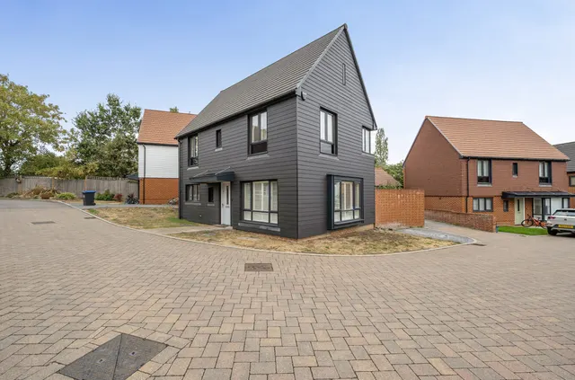 Oakbourne Avenue, West End, Woking, Surrey, GU24 9BG, photo 1