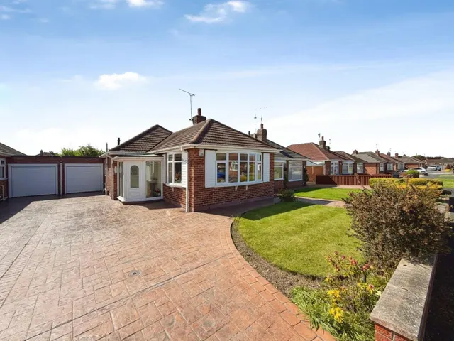 Glenesk Road, Great Sutton, photo 1
