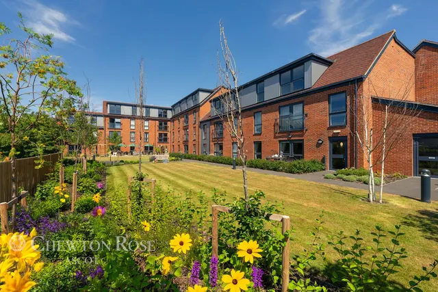 London Road, Bagshot, photo 1