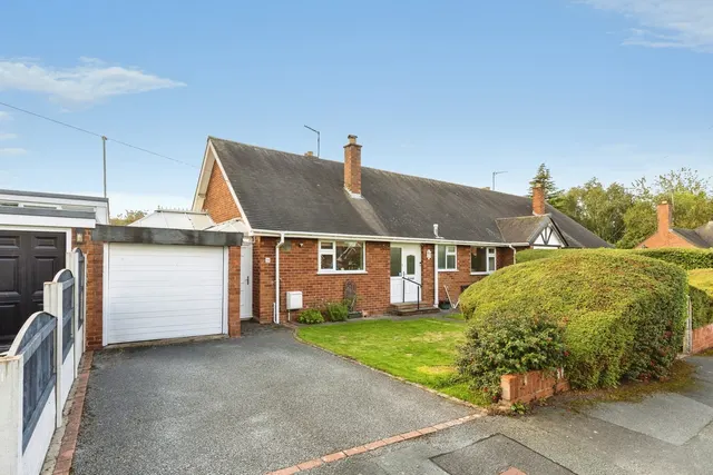 Hollyfield, Gresford, LL12, photo 1