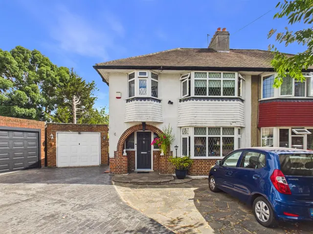 Hillcroft Crescent, Ruislip, HA4 9HL, photo 1
