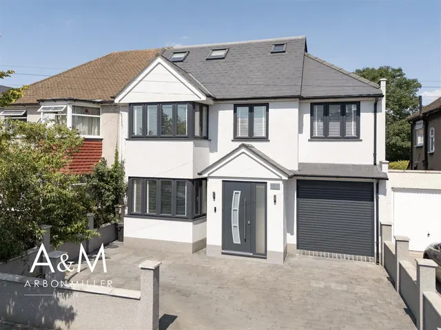 Felstead Avenue, Clayhall, Essex, Ilford, IG50QH, photo 1