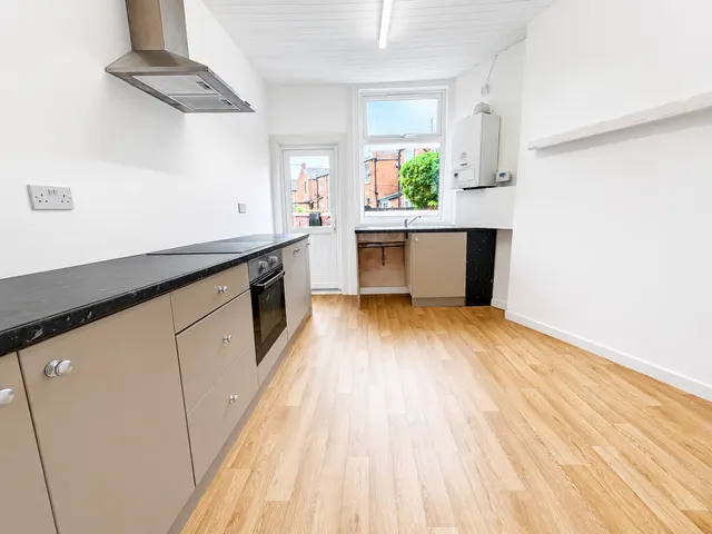 Aberdeen Crescent, Edgeley, SK3, photo 2