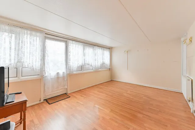 1 Bolton Court, Francis Chichester Way, London, photo 1