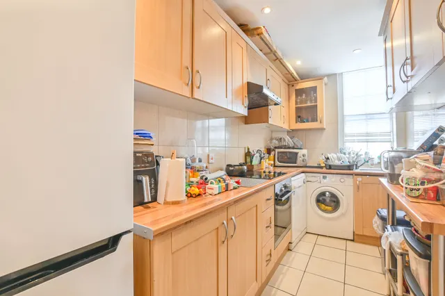 Photo 3 — 93 Peters Court, Porchester Road, London