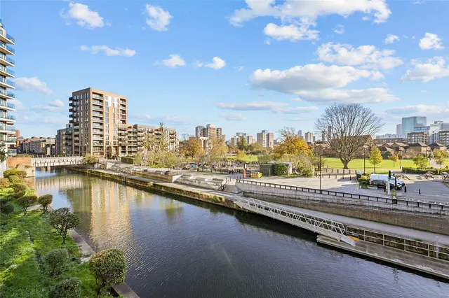 2 bedroom flat, Ursula Gould Way, London, E14