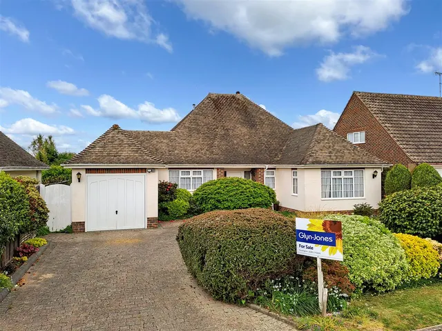 Willow Avenue, Rustington, photo 1