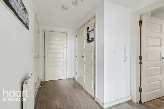 Parham Drive, Gants Hill, IG2, photo 2
