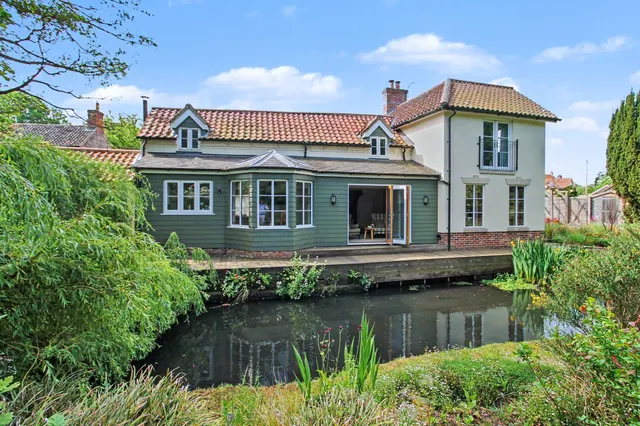 Beautifully Restored Detached Country, photo 1