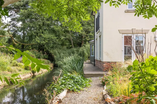 Beautifully Restored Detached Country, photo 2