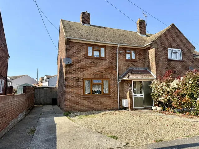 Shepherds Way, Lower Stoke, ME3, photo 1