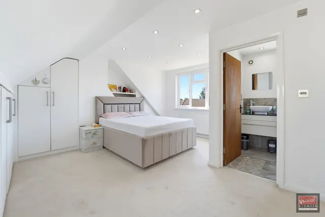 Gloucester Crescent, Staines-upon-Thames, TW18, photo 2