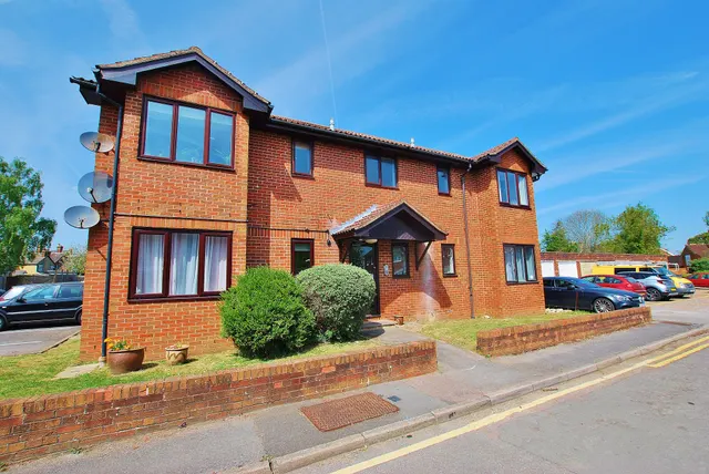 Belvedere Close, Guildford, GU2, photo 1