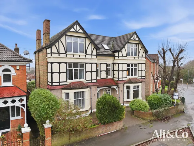 Photo 3 — High View Avenue, Grays, Essex, RM17 6RU