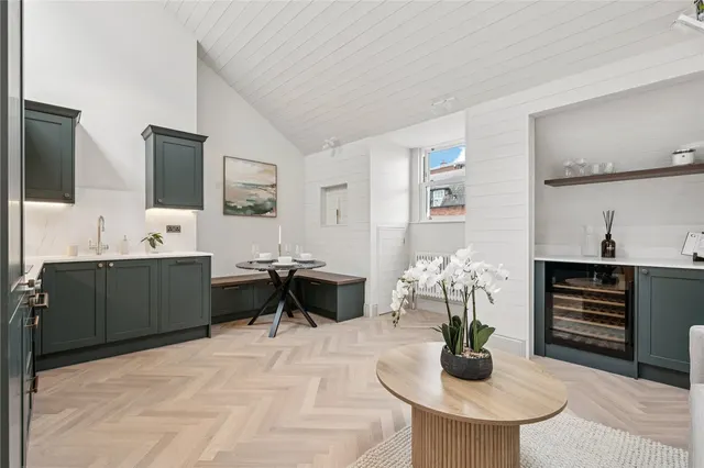Lower Richmond Road, London, SW15, photo 1