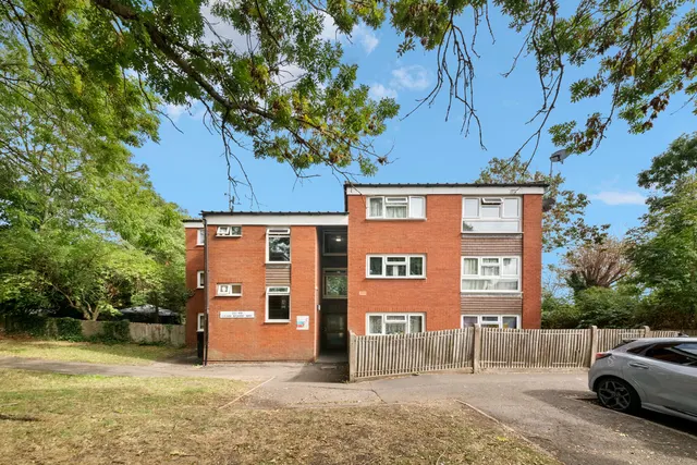 Lilian Board Way, Greenford, UB6, photo 1