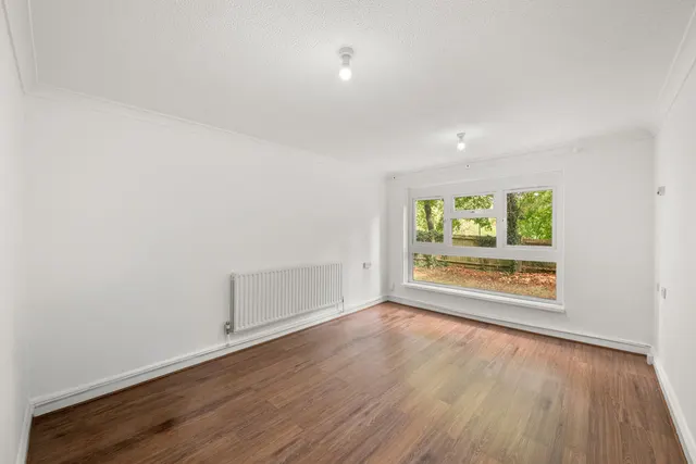 Lilian Board Way, Greenford, UB6, photo 3