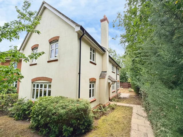 Farleigh Wallop Drive, Fleet, Hampshire, GU51 1BQ, photo 1
