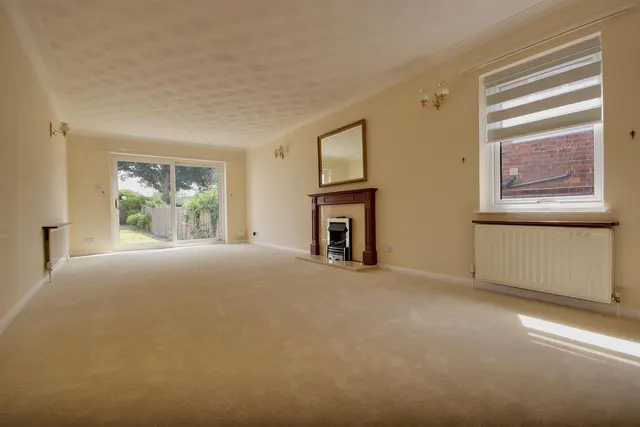 Photo 2 — White House Close, Willerby