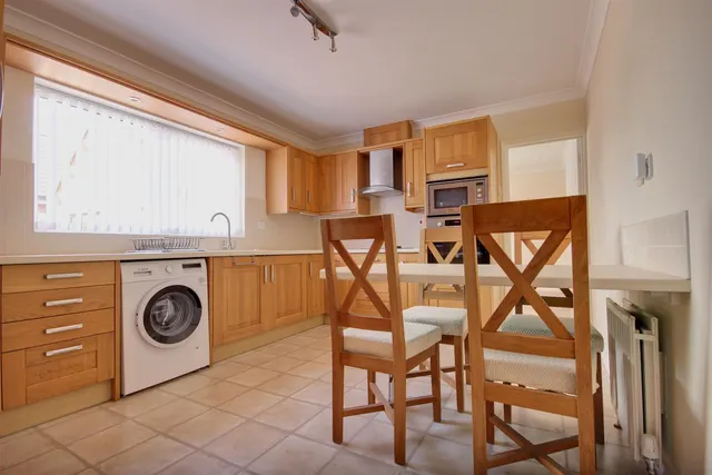 Photo 3 — White House Close, Willerby