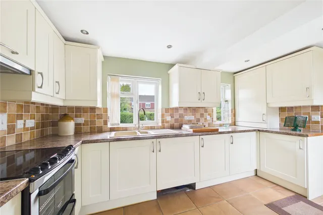 Spring Close, Sherborne St. John, RG24, photo 3