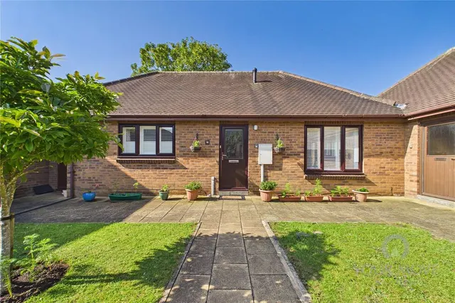 Pond Farm Close, Duston, NN5, photo 1