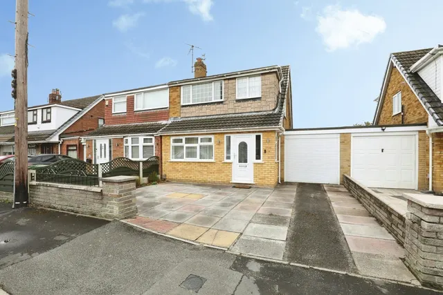 Moorlands Road, Thornton, L23, photo 1