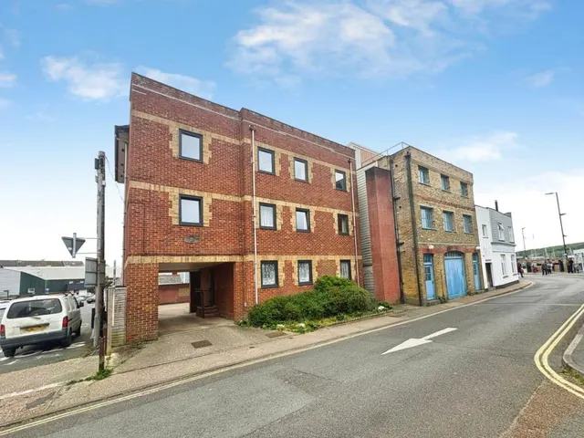 Castle Street, East Cowes, PO32, photo 1