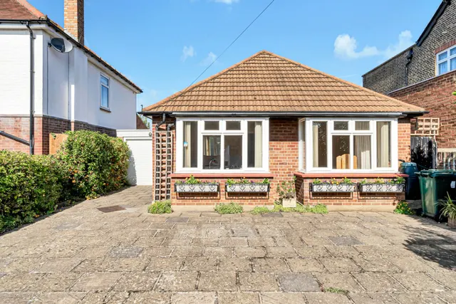 Wolsey Road, Ashford, TW15, photo 1